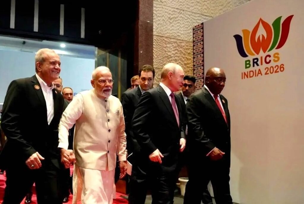 BRICS Summit 2026: पीएम मोदी ने ईरानी राष्ट्रपति पेजेश्कियान का थामा हाथ, पुतिन और रामाफोसा भी साथ दिखे—तस्वीर के पीछे क्या है पूरी कहानी?